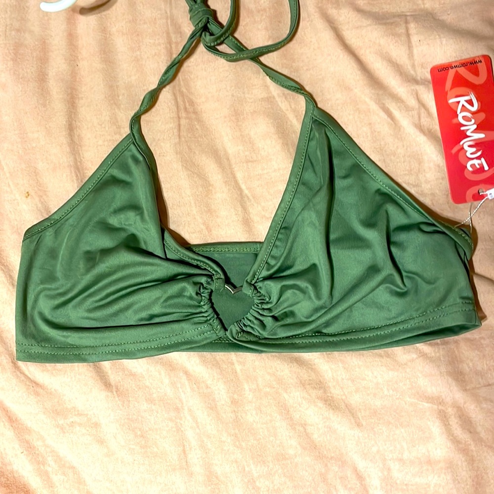 (NWT) Green crop top with metal heart in middle size M